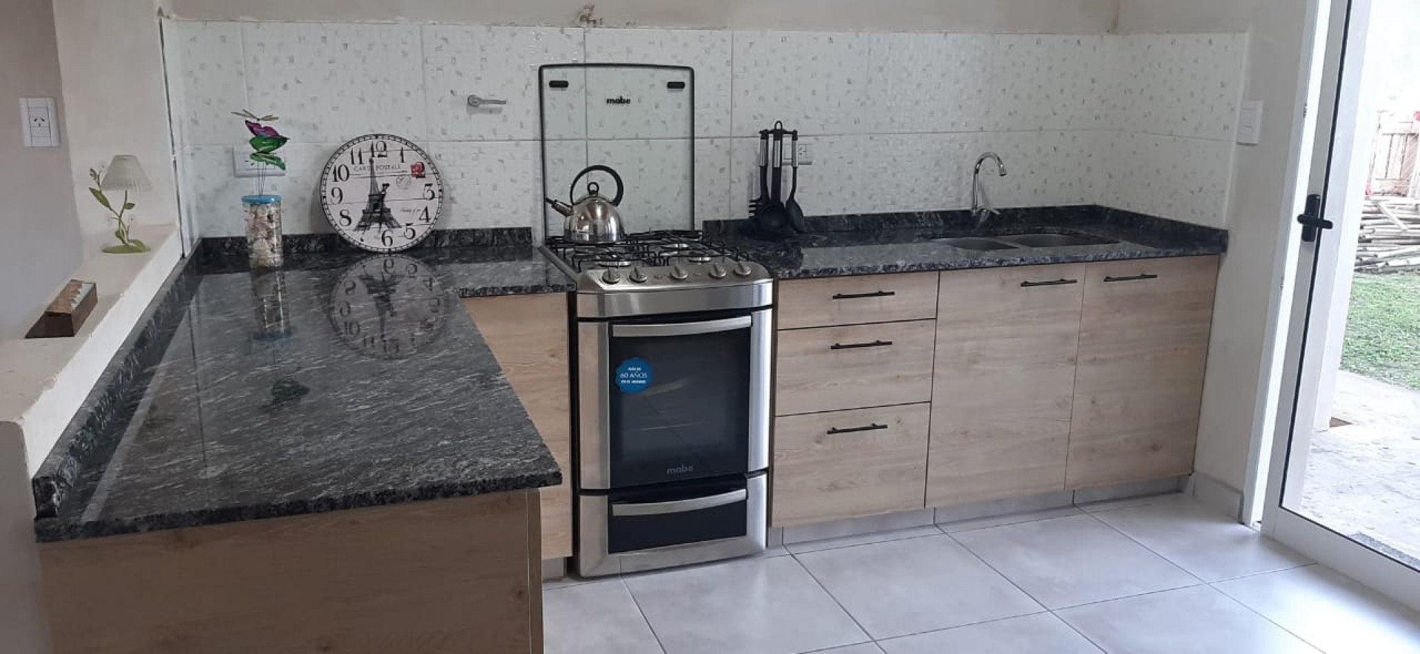 VENDO CASA DE 2 PLANTAS A TERMINAR EN VILLA ELISA