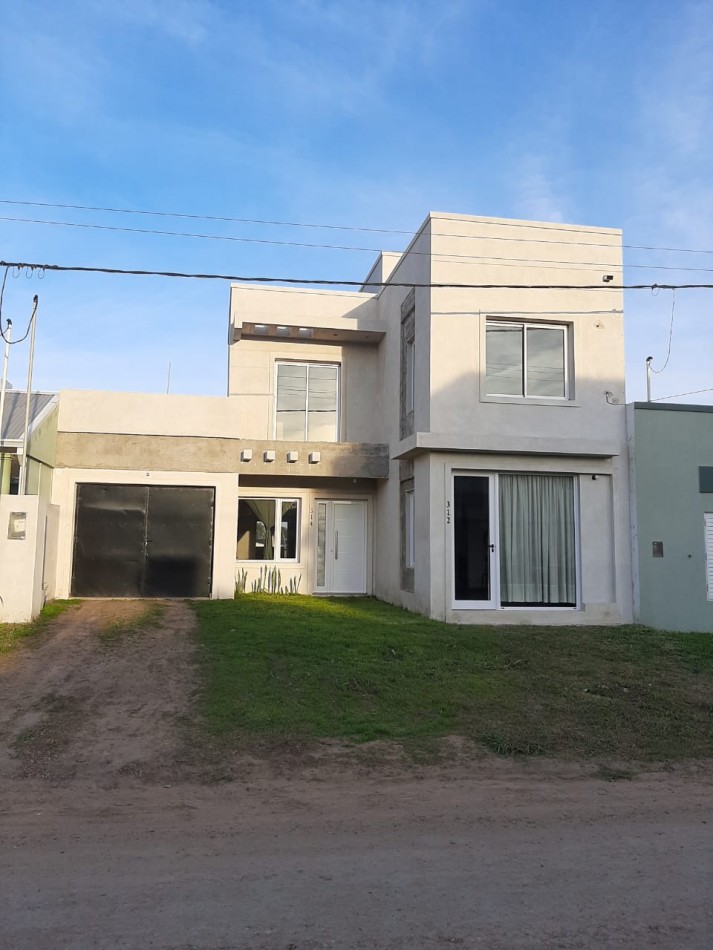 VENDO CASA DE 2 PLANTAS A TERMINAR EN VILLA ELISA