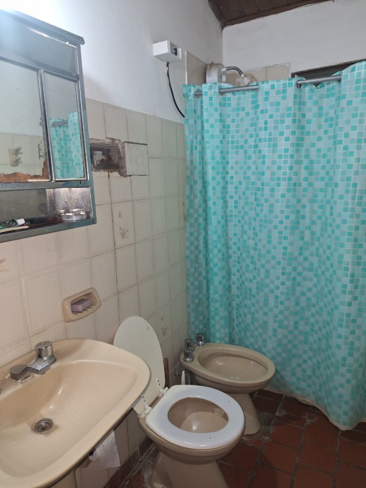 VENDO CASA EN VILLA ELISA, AMPLIA, MUY BUENA UBICACION!!