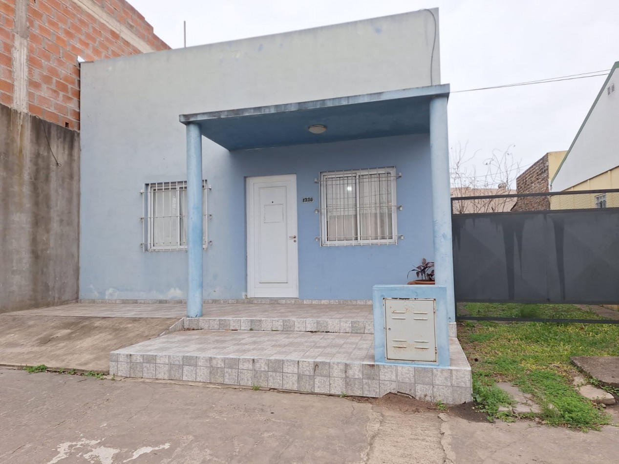 VENDO CASA CENTRICA EN VILLA ELISA!!