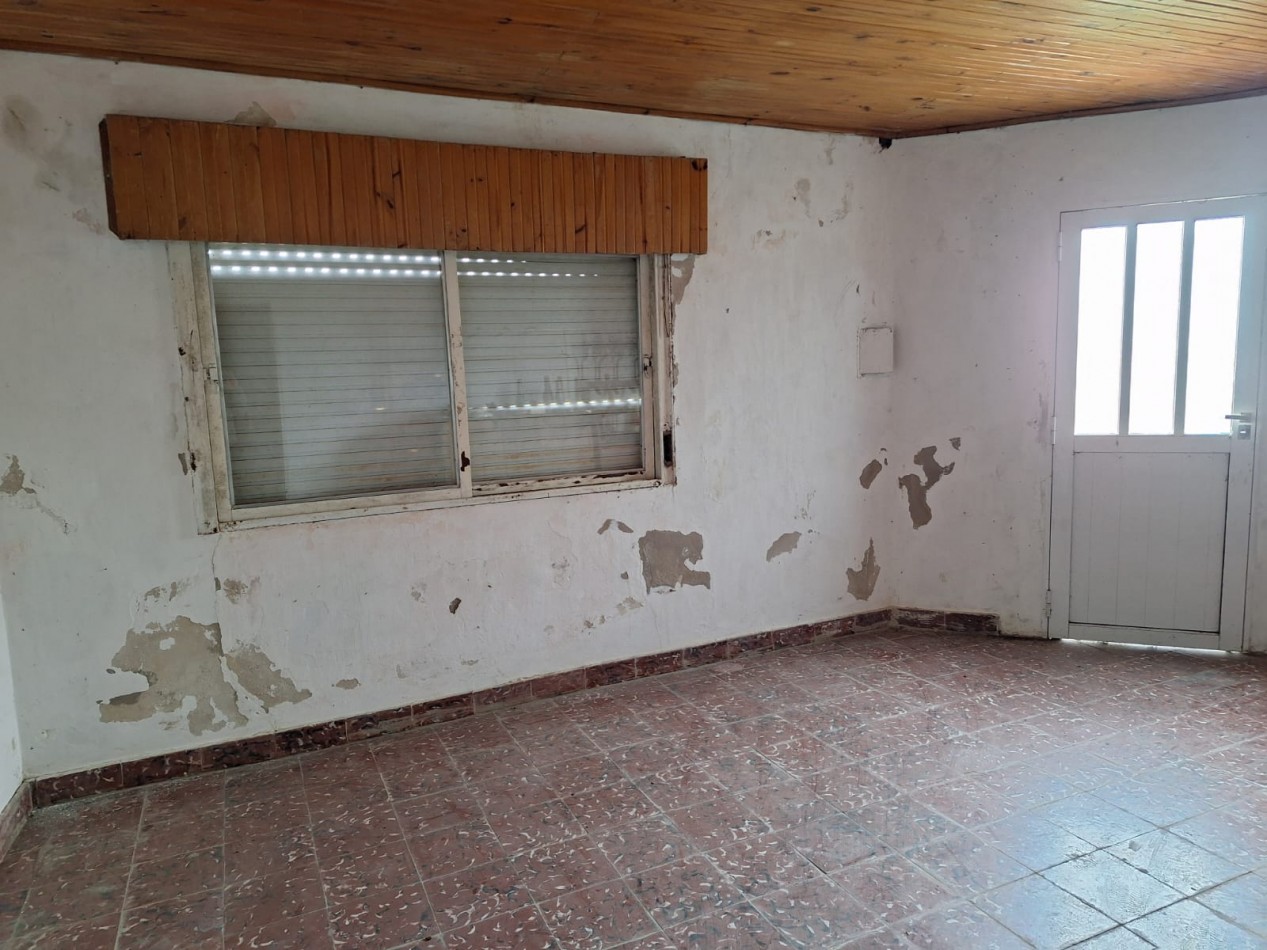 VENDO CASA EN LA CLARITA CON AMPLIO LOTE EN ESQUINA!!