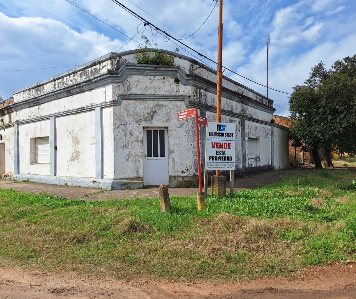 VENDO CASA EN LA CLARITA CON AMPLIO LOTE EN ESQUINA!!